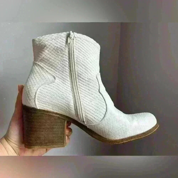 Dirty Laundry Unite White Snake Ankle Booties Size 9.5 - Picture 6 of 7